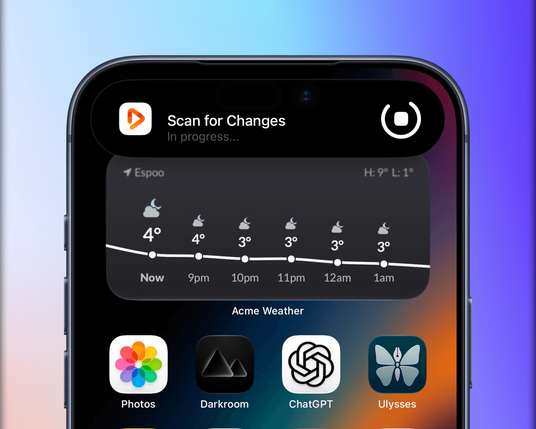 Nahaufnahme eines iPhone-Bildschirms. Die „Dynamic Island“ am oberen Rand zeigt den Text „Scan for Changes In progress...“. Darunter befindet sich ein Wetter-Widget für Espoo mit dem Text „H: 9° L: 1°“, einer stündlichen Vorhersage mit Temperaturen zwischen 3 und 4 Grad für den Zeitraum von „Now“ bis „1am“ und der Bezeichnung „Acme Weather“. Am unteren Rand sind die App-Symbole für „Photos“, „Darkroom“, „ChatGPT“ und „Ulysses“ zu sehen.